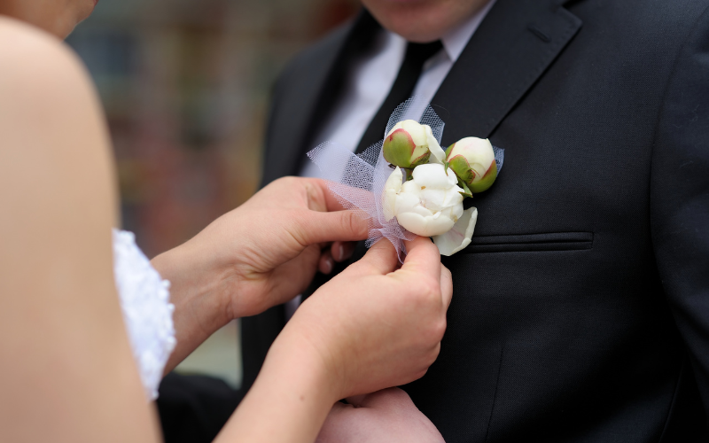 Tip chọn hoa cài áo chú rể để tạo điểm nhấn phong cách